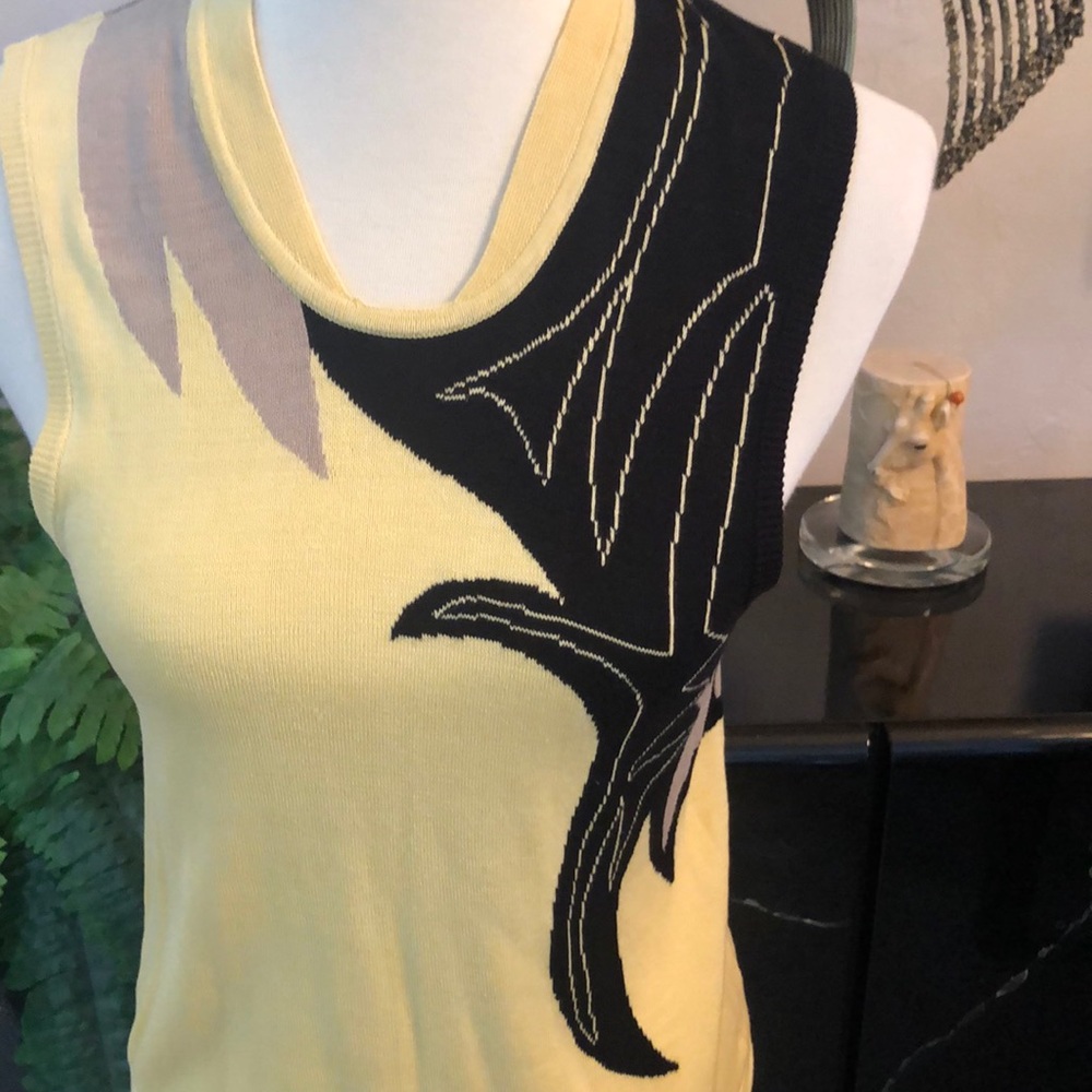SZ M PALE YELLOW SLEEVELESS TOP WITH DESIGN.NWOT - Picture 3 of 5